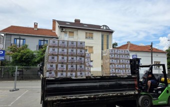 Настављено преузимање пакета за пензионере и кориснике социјалне помоћи из хале Плави павиљон, а и подела пакета грађанима је у току