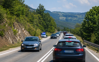 Šest saobraćajnih nezgoda za vikend, troje povređeno – policija apeluje: Vozite odmorni i poštujte ograničenja