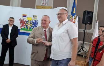 Уручена 22 признања добровољним даваоцима крви, који иза себе имају 35, 50 и 75 давања, градоначелник Лесковца поручио да је несметано снабдевање Опште болнице могуће захваљујући даваоцима