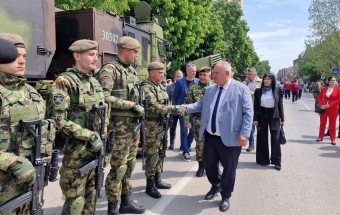 Војска Србије у центру Лесковца представила могућности школовања и запослења