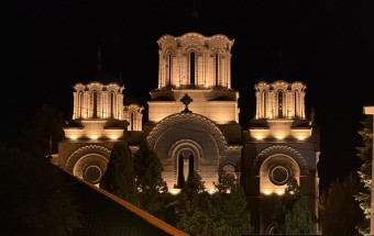 Захваљујући градоначелнику Цветановићу и компанији „FLUOELEKTRO“ осветљена црква Свете Тројице у Лесковцу
