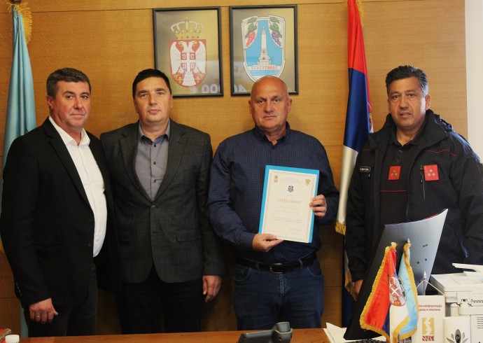Дрон над њивама у Власотинцу: Ватрогасци из ваздуха траже пожаре и оне који их изазивају