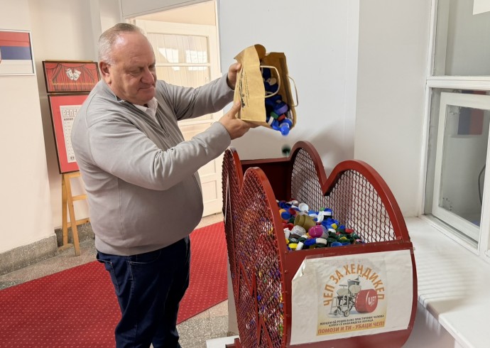 Личним примером до солидарности у друштву: Градоначелник Цветановић као подршка акцији „Чеп за хендикеп“