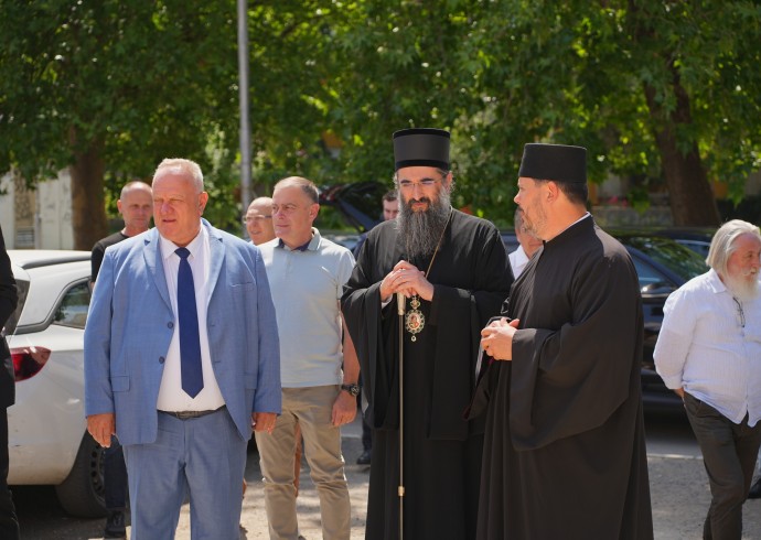 Митрополит Арсеније и градоначелник Горан Цветановић обишли радове у порти Храма Светог Симеона Мироточивог