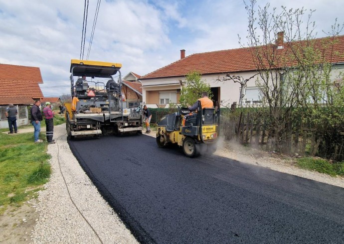 Почело асфалтирање улице Саве Ђорђевића у Бобишту, градоначелник обишао радове