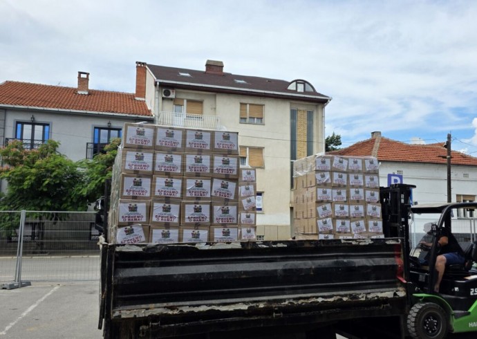 Настављено преузимање пакета за пензионере и кориснике социјалне помоћи из хале Плави павиљон, а и подела пакета грађанима је у току