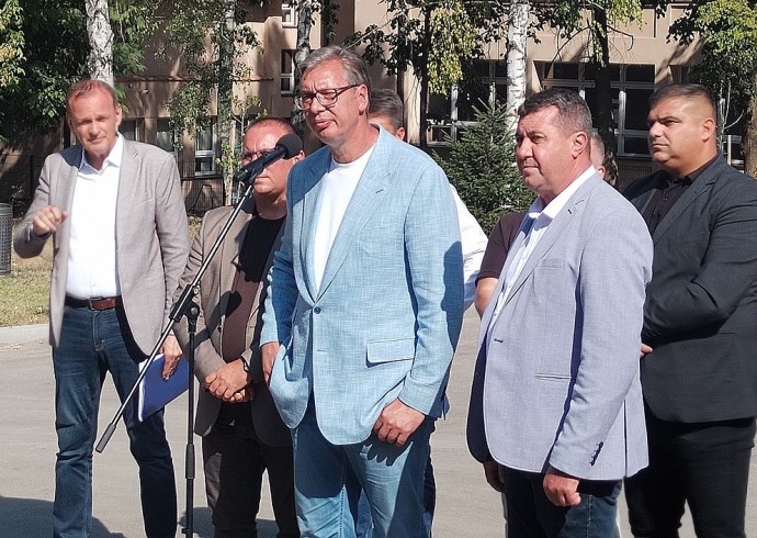 Predsednik Republike u Vlasotincu: „Dva putna pravca i vrtić – obećali smo, ispunićemo“