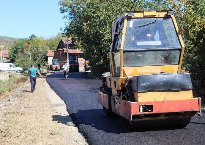 РЕХАБИЛИТАЦИЈА КОЛОВОЗА У КОНОПНИЦИ И УГРАДЊА ГРЕБАНОГ АСФАЛТА У ОРАШЈУ