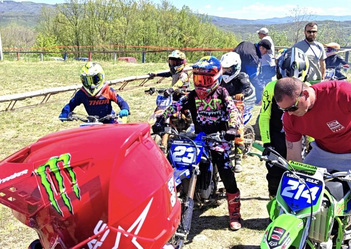 Шишава у знаку мотокроса: узбуђења, победе и нови шампиони на стази у Власотинцу