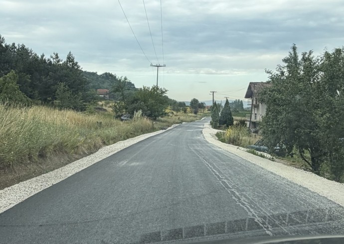 У току је асфалтирање пута од Доњег Синковца до Горњег Трњана