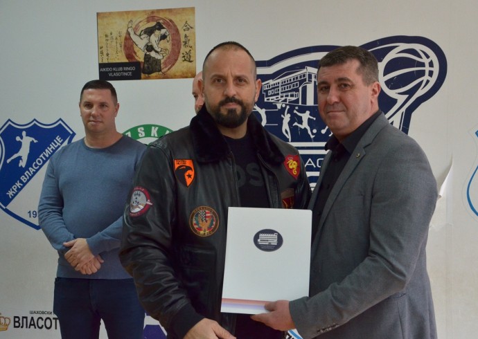 УРУЧЕНИ УГОВОРИ СПОРТСКИМ КЛУБОВИМА И УДРУЖЕЊИМА