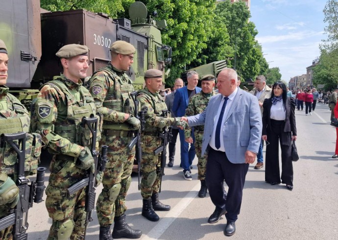 Војска Србије у центру Лесковца представила могућности школовања и запослења