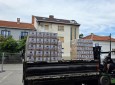 Настављено преузимање пакета за пензионере и кориснике социјалне помоћи из хале Плави павиљон, а и подела пакета грађанима је у току