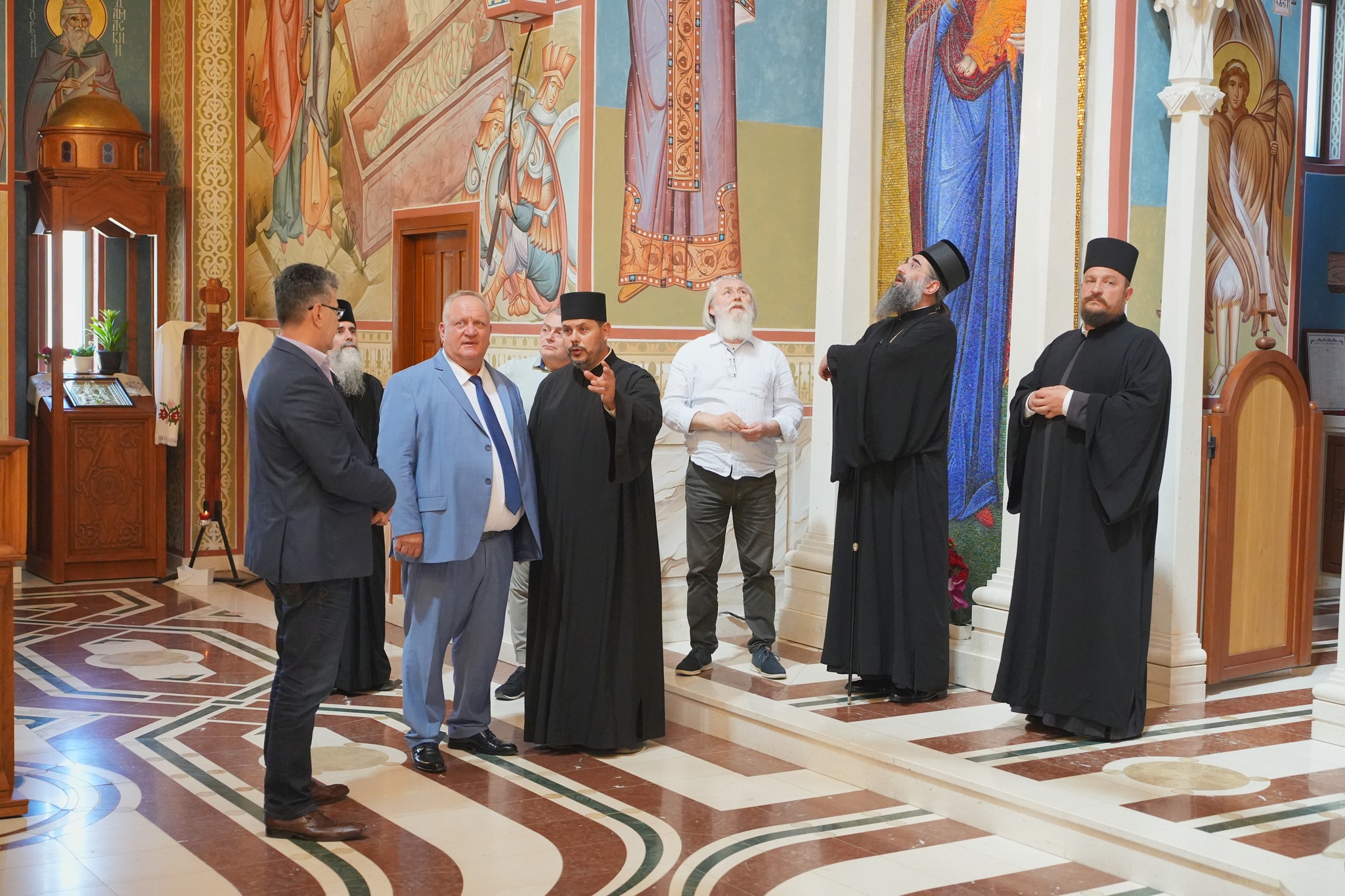 Митрополит Арсеније и градоначелник Горан Цветановић обишли радове у порти Храма Светог Симеона Мироточивог