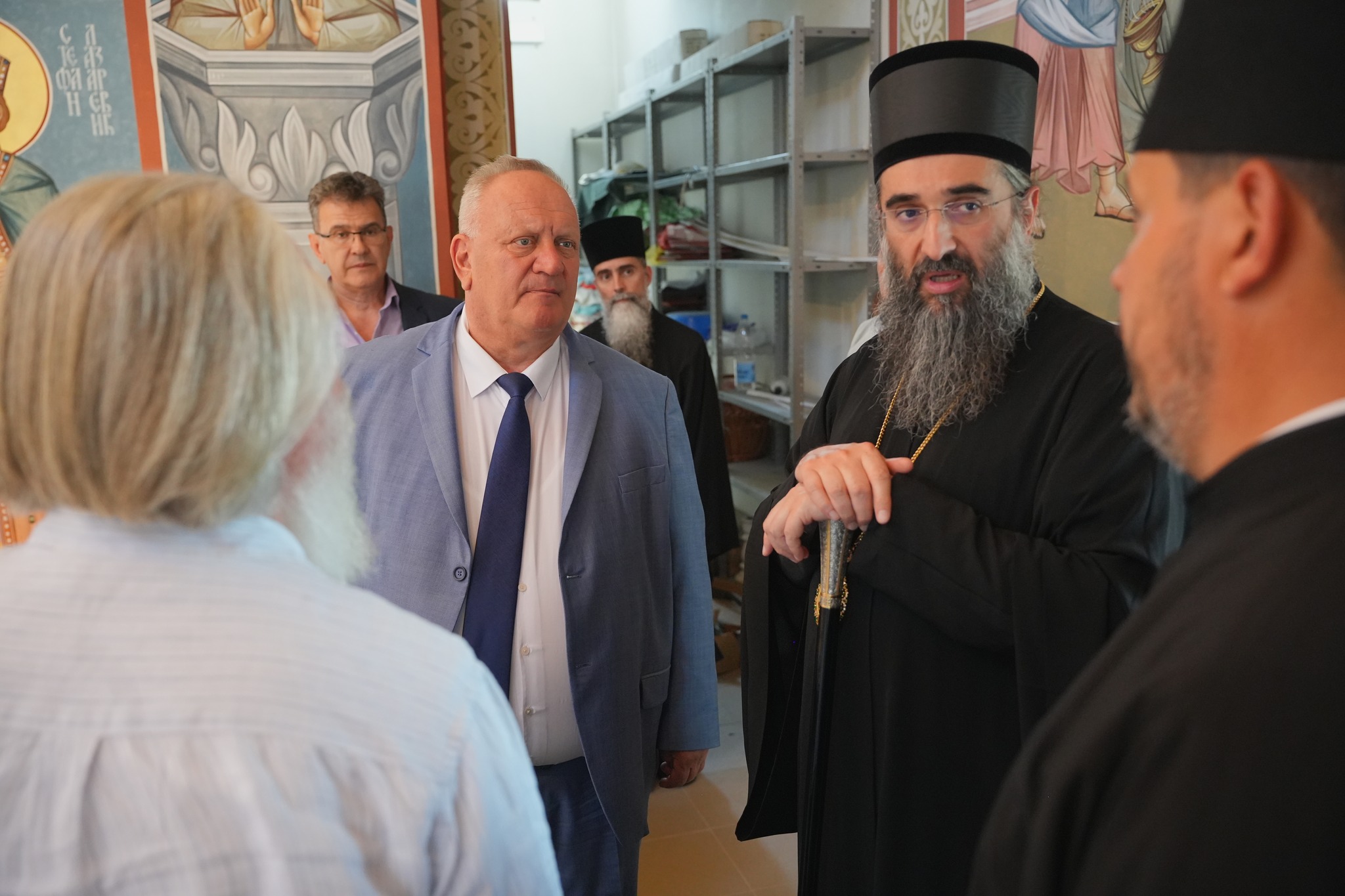 Митрополит Арсеније и градоначелник Горан Цветановић обишли радове у порти Храма Светог Симеона Мироточивог - 3