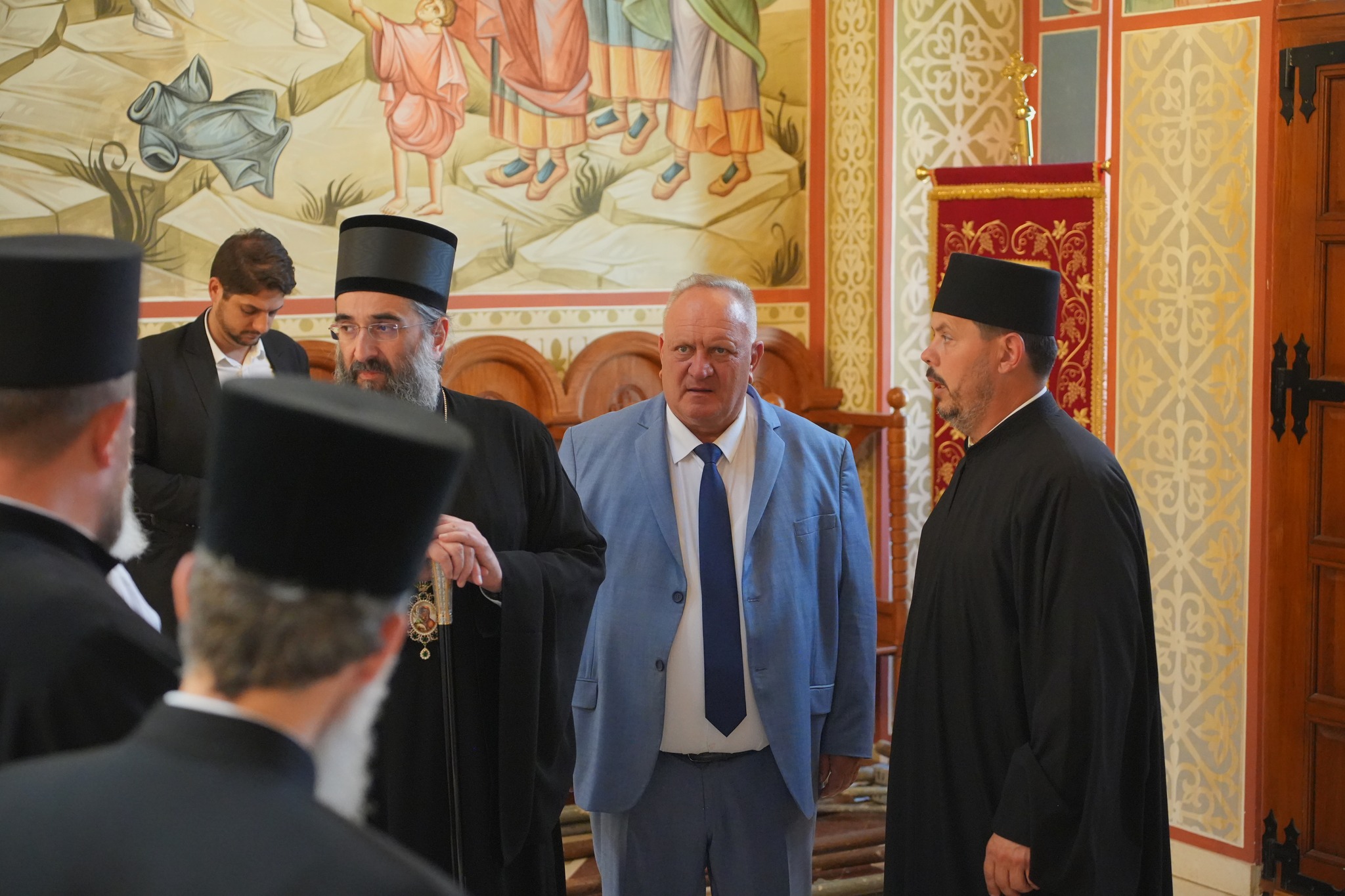 Митрополит Арсеније и градоначелник Горан Цветановић обишли радове у порти Храма Светог Симеона Мироточивог - 4