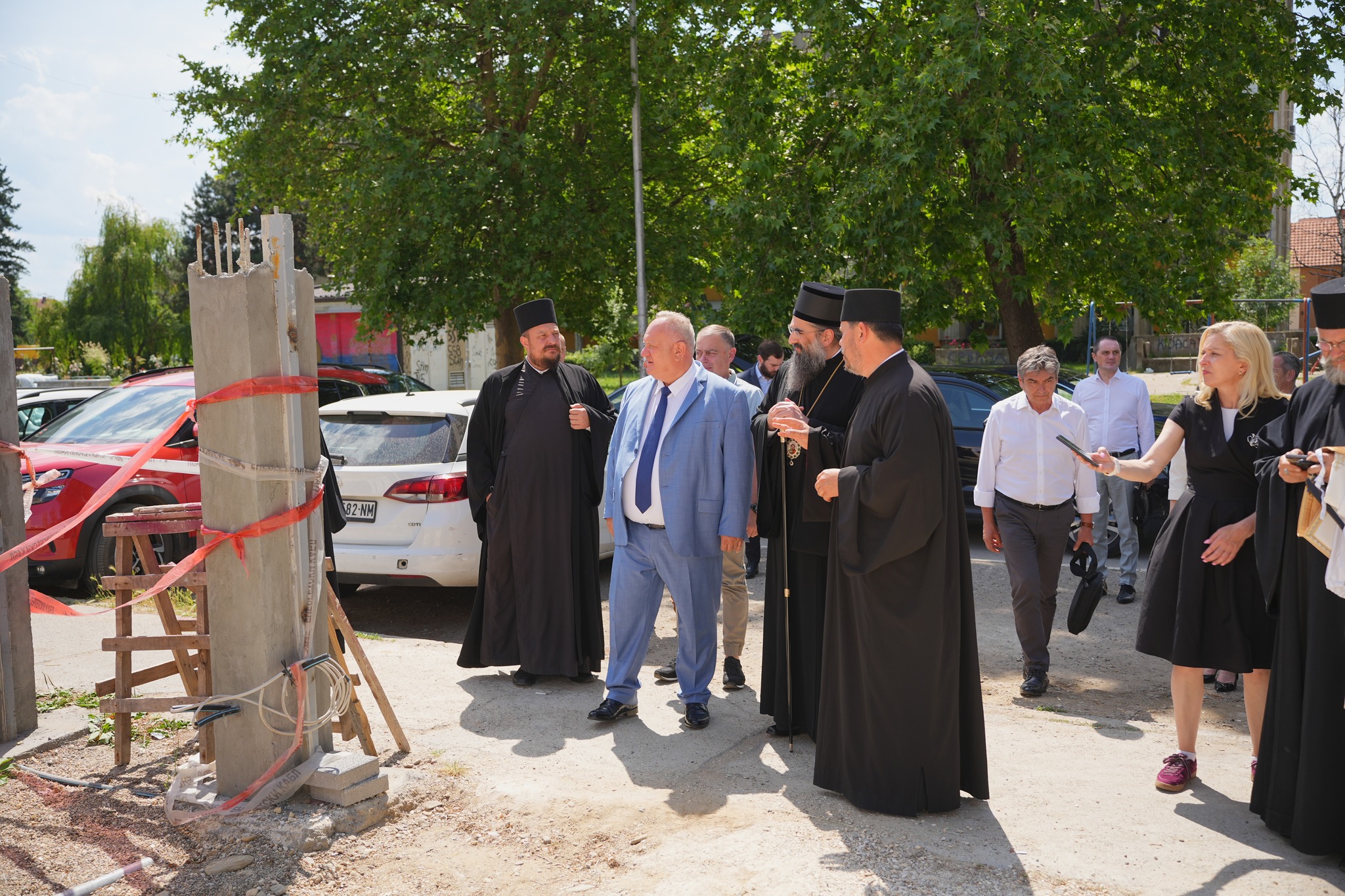 Митрополит Арсеније и градоначелник Горан Цветановић обишли радове у порти Храма Светог Симеона Мироточивог - 5