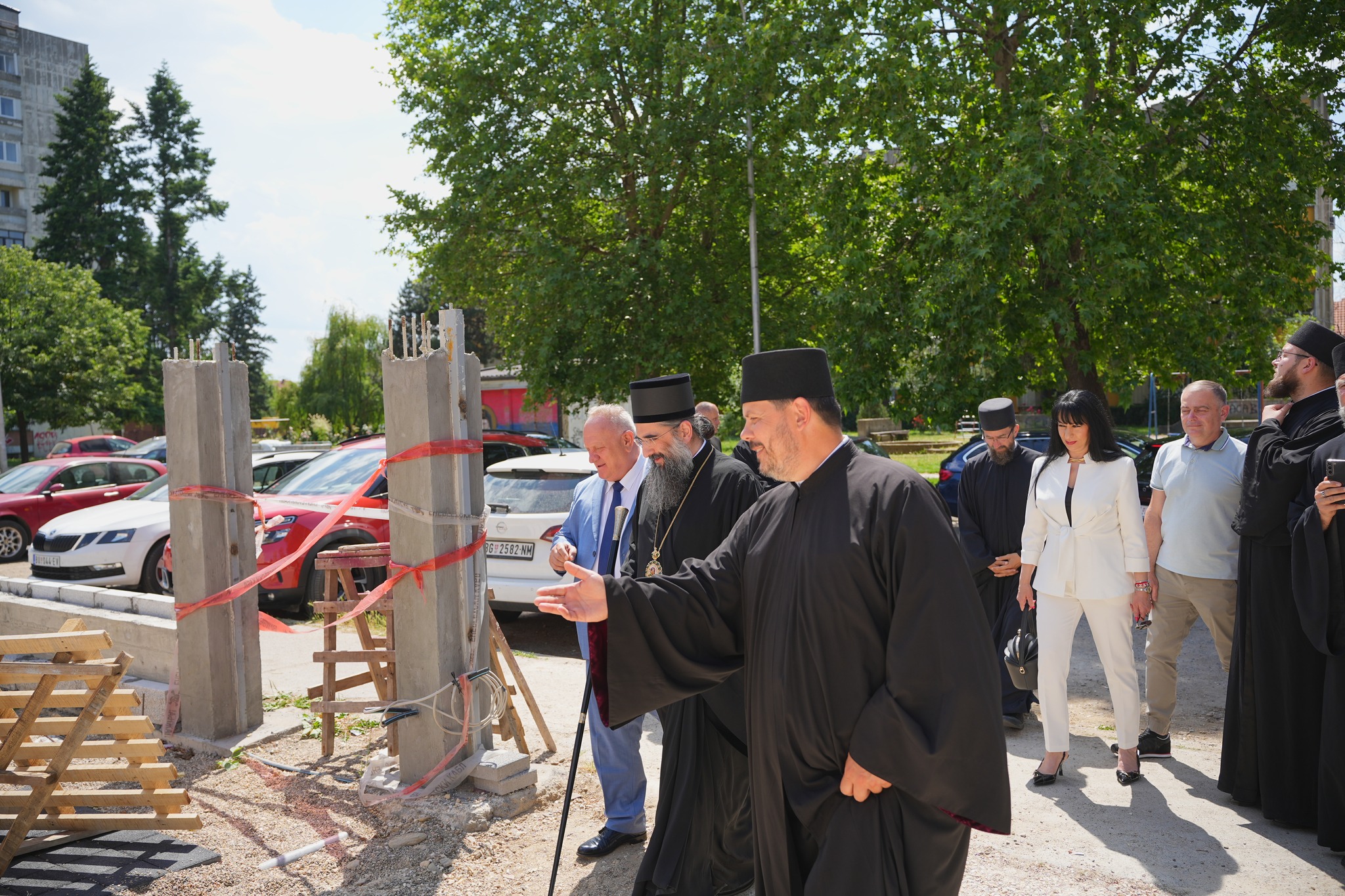 Митрополит Арсеније и градоначелник Горан Цветановић обишли радове у порти Храма Светог Симеона Мироточивог - 8