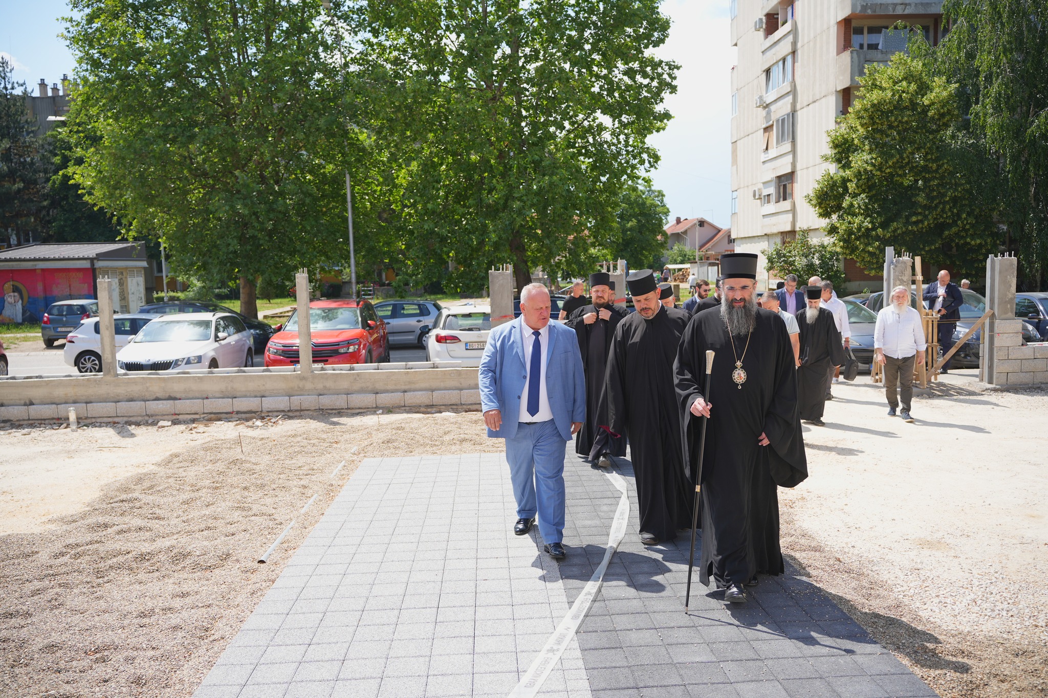 Митрополит Арсеније и градоначелник Горан Цветановић обишли радове у порти Храма Светог Симеона Мироточивог - 10