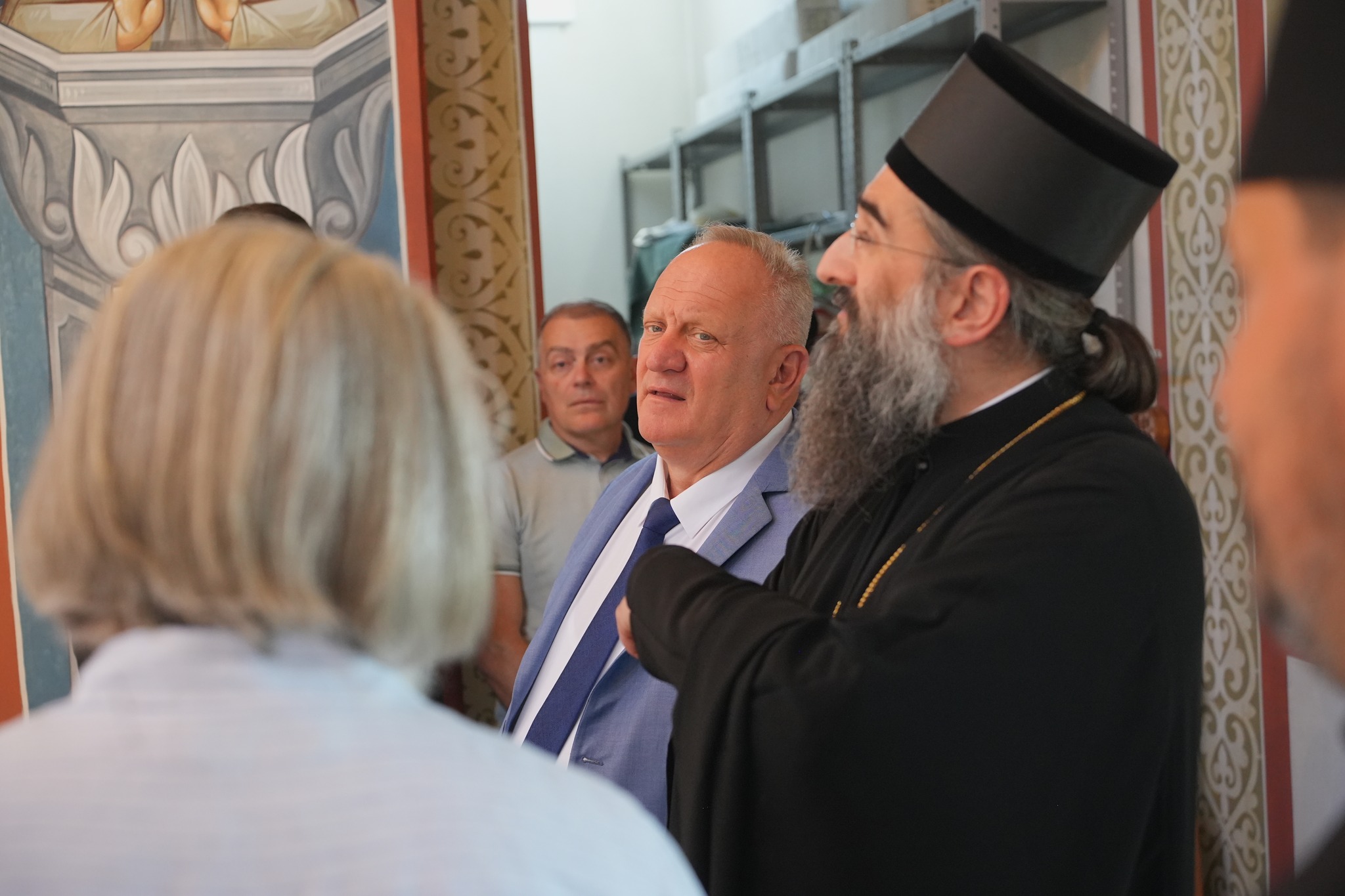 Митрополит Арсеније и градоначелник Горан Цветановић обишли радове у порти Храма Светог Симеона Мироточивог - 12