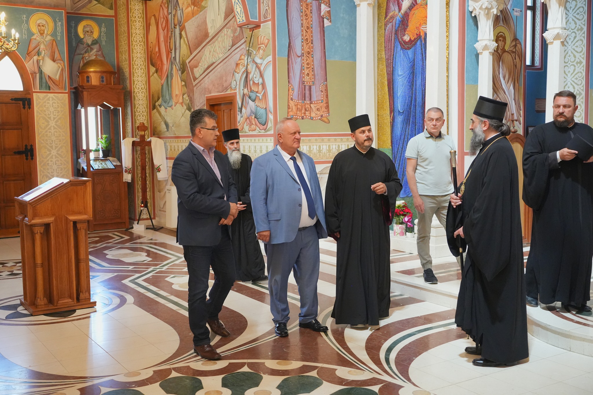 Митрополит Арсеније и градоначелник Горан Цветановић обишли радове у порти Храма Светог Симеона Мироточивог - 13