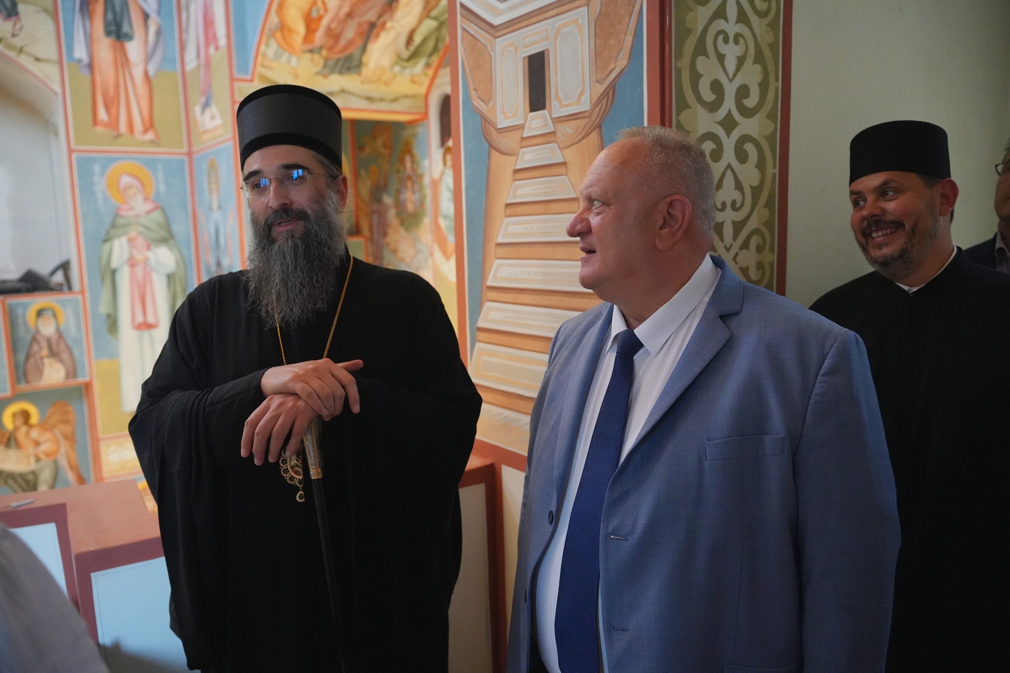 Митрополит Арсеније и градоначелник Горан Цветановић обишли радове у порти Храма Светог Симеона Мироточивог - 14