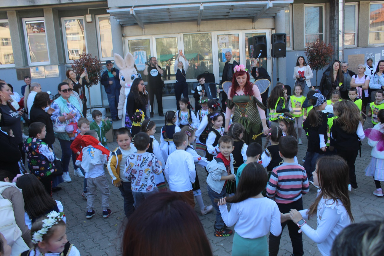 Васкршњи базар окупио школе, удружења и бројне посетиоце у Власотинцу - 2