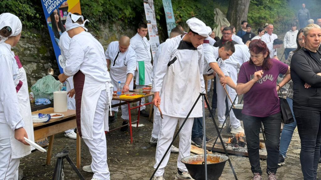 „Дани лесковачких брендова“ у кањону реке Вучјанке окупили љубитеље традиције и гастрономије - 3