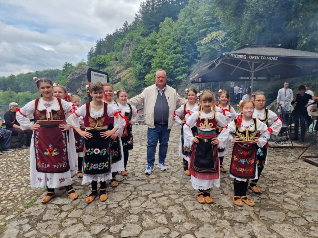 „Дани лесковачких брендова“ у кањону реке Вучјанке окупили љубитеље традиције и гастрономије