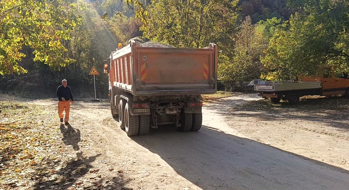 У ОВОЈ И НАРЕДНОЈ ГОДИНИ БИЋЕ УРАЂЕНО 55 КМ ЛОКАЛНИХ ПУТЕВА И УЛИЦА У ВЛАСОТИНАЧКОЈ ОПШТИНИ - 6