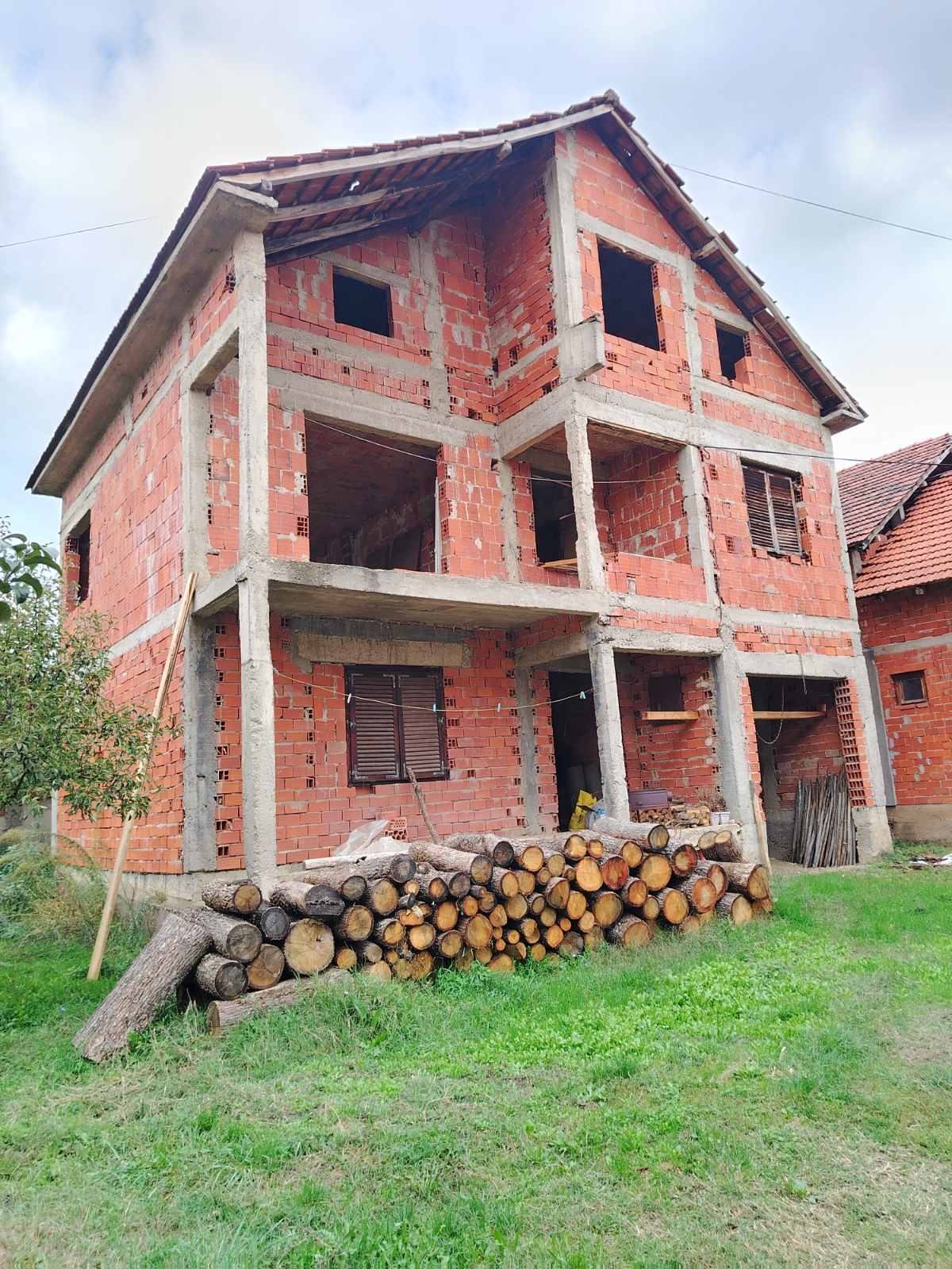 Na prodaju porodična kuća u Vlasotincu